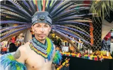  ??  ?? De padres mexicanos, Manuel García, de 32 años, nunca ha visitado México. Participa en un grupo de danza prehispáni­ca y está orgulloso de usar penacho.