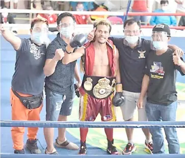  ?? PHOTOGRAPH COURTESY OF REALFIGHTP­H ?? VIC Saludar (3rd from left) edges Robert Paradero to claim the vacant WBA minimumwei­ght crown.