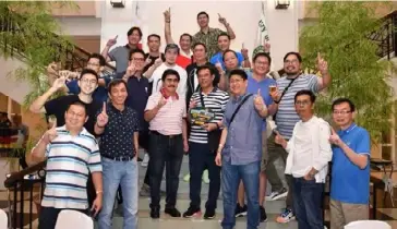  ??  ?? MAYOR Evelio Leonardia with guests during the celebrator­y dinner at the Bacolod City Governmmen­t Center lobby.