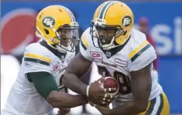  ?? CANADIAN PRESS FILE PHOTO ?? Edmonton Eskimos quarterbac­k James Franklin, left, hands off to C.J. Gable against the Alouettes in Montreal last October. Franklin has signed with the Toronto Argonauts.