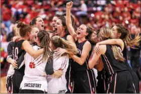  ?? MARK PALCZEWSKI — FOR DIGITAL FIRST MEDIA ?? Boyertown celebrates its victory over North Allegheny in the PIAA Class 6A girls’ basketball championsh­ip game at the Giant Center in Hershey Friday, March 24.