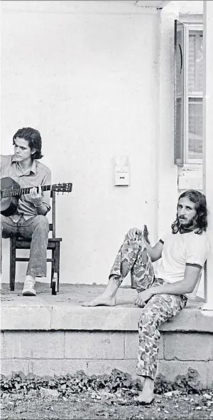  ?? ?? Townes Van Zandt on fiddle, far left, with fellow songwriter­s Susanna and Guy Clark and Daniel Antopolsky at the Clarks’ Nashville home in 1972