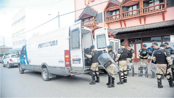  ?? GERMÁN ADRASTI ?? Operativos. La Prefectura ayer en Esquel. Es una de las fuerzas de seguridad que participa de los rastreos en el río Chubut.