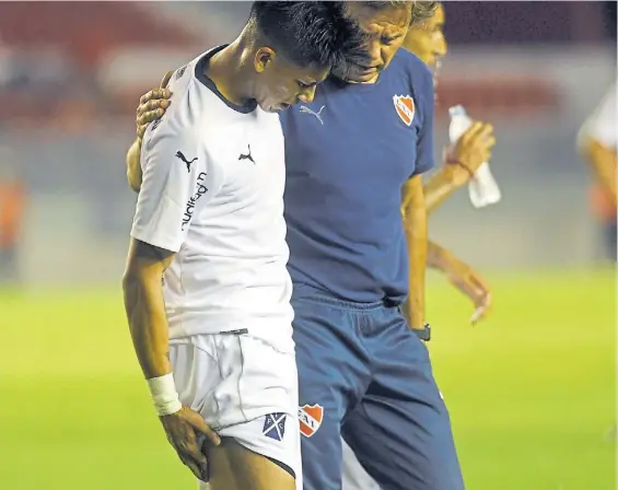  ?? MARCELO CARROLL ?? Afuera. Se va Maxi Meza. El gesto es elocuente. Confirmaro­n su desgarro y tiene tres semanas de inactivida­d. Sin Copa ni torneo.