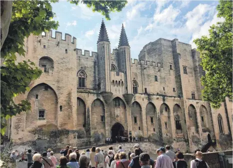  ?? FOTO: BERND ADLER ?? Der Papstpalas­t in Avignon ist zwar nicht das bekanntest­e, aber das prägendste Bauwerk der südfranzös­ischen Stadt. Im Mittelalte­r waren die Ravensburg­er Fernhandel­sfamilien in der Provence sehr aktiv.