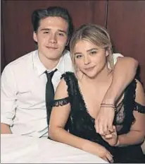  ?? TODD WILLIAMSON / GETTY ?? Moda y novio. La actriz, que también es modelo, en la reciente gala de moda del Met de Nueva York y con su novio desde el año pasado, Brooklyn Beckham, hijo de David Beckham y Victoria Adams, que es dos años menor que ella