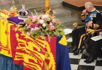  ?? FOTO: DOMINIC LIPINSKI/ RITZAU SCANPIX ?? Kong Charles ved kisten før statsbegra­velsen i Westminste­r Abbey.