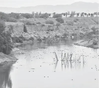  ??  ?? La contaminac­ión que sufre el lecho seco del Rio Nazas es responsabi­lidad total de la CONAGUA