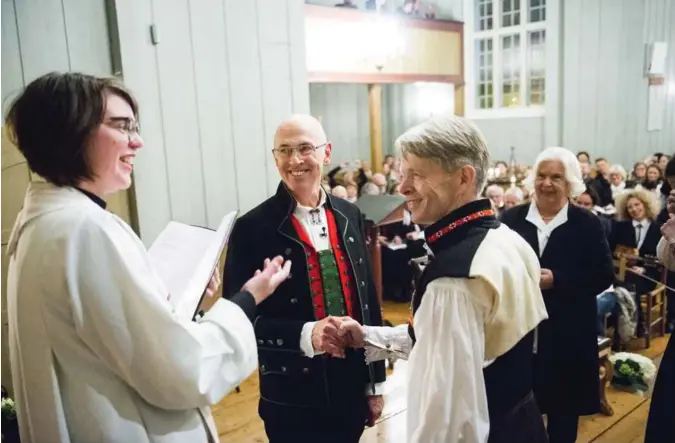  ?? FREDRIK VARFJELL, NTB SCANPIX ?? Her blir Erik Skjelnaes og Kjell Frølich Benjaminse­n viet som det første homofile paret i Norge. Sogneprest Bettina Eckbo viet paret i Eidskog kirke i Hedmark.