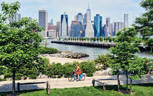  ??  ?? ABOVE Getting from A to B is a breeze on a Citi Bike along the Brooklyn Greenway Initiative’s mixed-use path. CI-DESSUS Les déplacemen­ts en Citi Bike sont beaucoup plus agréables sur le sentier à usage mixte de la Brooklyn Greenway Initiative.