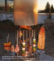  ??  ?? Küche für Garten und Terrasse:
Das Schweizer Feuerrohr kommt mit viel Zubehör.