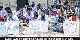  ?? BL SONI ?? RESIDENT DOCTORS OF JJ HOSPITAL STAGE A PROTEST DURING THEIR STRIKE ON MONDAY.