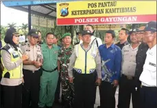  ?? DITE SURENDRA/JAWA POS ?? SINERGI: Kompol Esti Setija Oetami (kiri) berdiskusi di depan pos pantau.