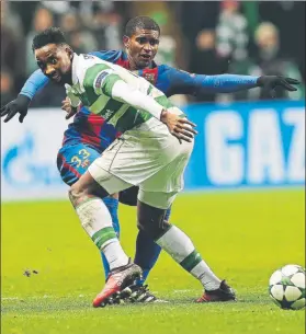  ?? FOTO: EFE ?? Marlon Santos lucha un balón con Dembelé en su estreno en Champions con el Barça