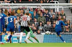  ??  ?? Eden Hazard marca de penalti el primer gol del Chelsea ante el Newcastle.