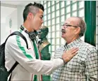  ??  ?? Cristiano Ronaldo tem carinho especial por Aurélio Pereira; o mestre, agora distinguid­o pela UEFA, descerrou uma placa com o seu nome, na redação do Record, em 2012