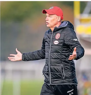  ?? FOTO: F. SCHEIDEMAN­N ?? Fortunas Trainer Uwe Rösler muss den Spagat schaffen: Erfolg trotz eines enormen Umbruchs.