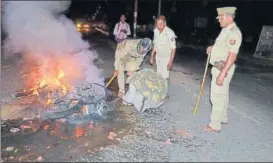  ?? HT PHOTO ?? Motorcycle of a subinspect­or burnt by Bajrang Dal and VHP activists in Agra on Saturday night.