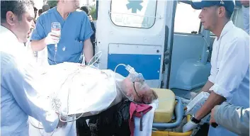  ??  ?? Des ambulancie­rs transporte­nt une dame blessée lors de l’attaque.