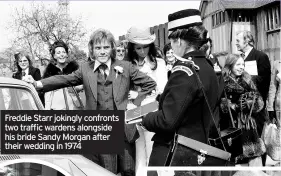  ??  ?? Freddie Starr jokingly confronts two traffic wardens alongside his bride Sandy Morgan after their wedding in 1974