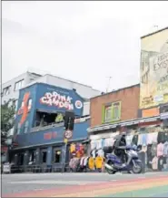  ??  ?? Dos personas cruzan por el paso de cebra arcoíris de