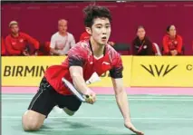  ?? ?? Singapore’s Kean Yew Loh in action during the Badminton Men’s Singles game against England’s Toby Penty at the Commonweal­th Games in Birmingham, England. (AP)