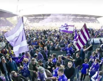  ?? FOTO WAS ?? Ook de supporters van Beerschot Wilrijk maken zich op voor de eerste derby sinds 2010.