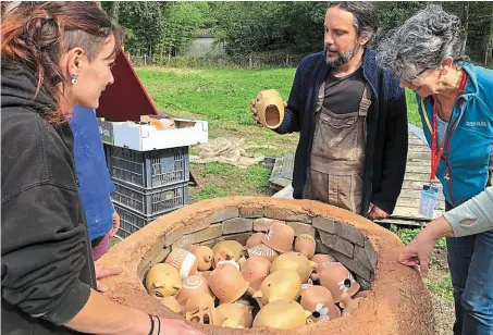  ?? | PHOTO : OUEST-FRANCE ?? Jérôme Colivet, potier à Paimpont, empile ses pièces dans son four antique..