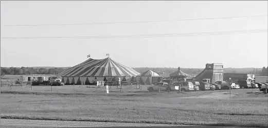  ?? Staff photos by Andie Martin ?? There is no doubt that the circus is in town when you see the blue and white striped big top on the side of the road. Set up at the intersecti­on of U.S. Highways 82 and 259 in DeKalb, Texas, they were in the perfect location for people coming from...