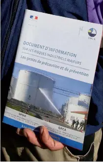  ??  ?? Il y a trois ans, la mairie a distribué aux habitants de la commune ce dépliant décrivant les consignes de sécurité à suivre en cas d’accident au dépôt pétrolier de la Côte d’Azur.