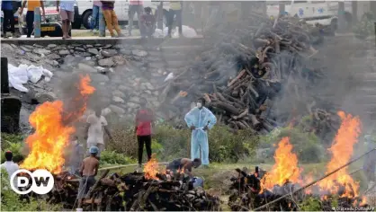  ??  ?? A makeshift crematoriu­m in a rural area in India's West Bengal