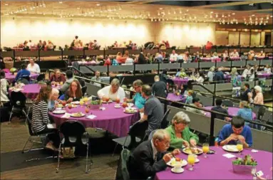  ?? LAUREN HALLIGAN — LHALLIGAN@DIGITALFIR­STMEDIA.COM ?? About 700 people attend Capital Roots’ 31st annual Spring Brunch, held Sunday at the Empire State Plaza Convention Halll in Albany.