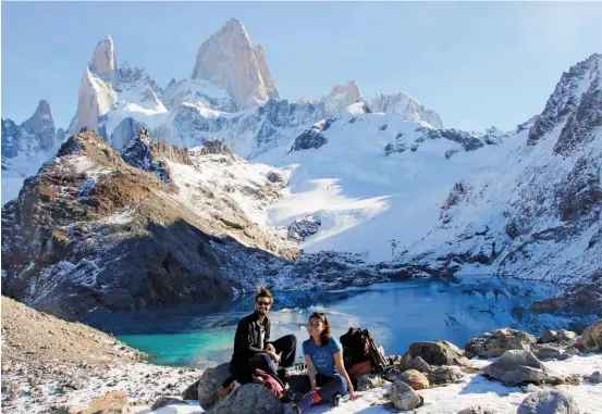  ??  ?? A orillas de la Laguna de los Tres, con el imponente Chaltén de fondo.