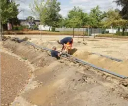  ?? FOTO PATH ?? De technische dienst van de gemeente legt een beregening­sinstallat­ie aan bij de Finse piste.