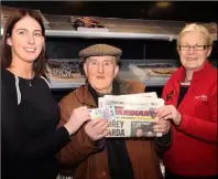  ??  ?? Jim Murray from Monaseed receives his €20 from Donna Murphy of People Newspapers and Ann Darby of Pettitt’s SuperValu, Gorey.