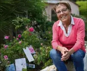  ??  ?? Dany Meï devant un parterre de fleurs qui l’inspirent tant pour ses contes pour enfants, dont le troisième opus devrait sortir fin juin aux édit ions Au pays rêvé.