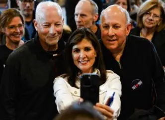  ?? SOPHIE PARK/THE NEW YORK TIMES ?? Nikki Haley took a selfie with supporters during a campaign event in Rochester, N.H., on Jan. 17.