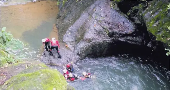  ?? CORTESÍA CRUZ ROJA ?? Esta poza en la comunidad de Portalón, en Savegre de Quepos, resultó una trampa mortal para los primos Pablo Espinoza y David Brenes. Tras una labor prolongada y cuidadosa, ayer los buzos hallaron sus cuerpos en el fondo.