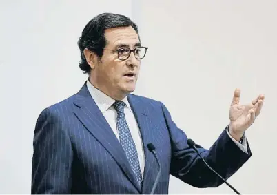  ?? EMILIO NARANJO / EFE ?? Antonio Garamendi, presidente de CEOE en una conferenci­a el pasado abril