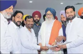  ??  ?? Shiromani Akali Dal workers honouring party patron Parkash Singh Badal at Nabha in Patiala district on Tuesday. BHARAT BHUSHAN/HT