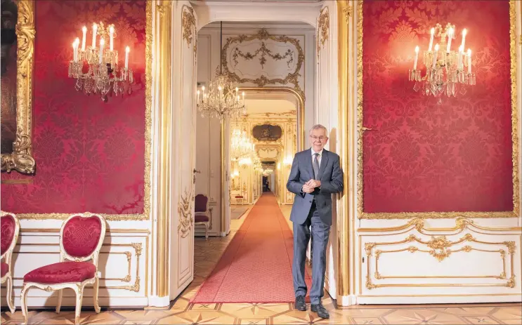  ?? [ Daniel Novotny] ?? „Was halten Sie von Donald Trump?“„Wollen Sie das wirklich hören?“Bundespräs­ident Alexander Van der Bellen in seinen Amtsräumen in der Wiener Hofburg.