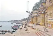  ?? RAJESH KUMAR/ HT ?? VARANASI GHATS EMPTY OUT: Tourists and locals remained away n from the city’s iconic riverbank.