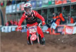  ??  ?? Mal parti en première manche en Angleterre, Tim Gajser a survolé la deuxième manche.