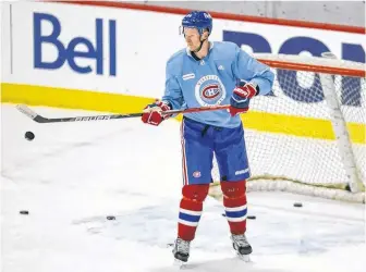  ?? JOHN MAHONEY • POSTMEDIA ?? Corey Perry practises deflecting pucks in front of the net during his first day on the ice at Canadiens training camp on Tuesday.