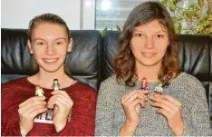  ?? Foto: Peter Stöbich ?? Hannah Arnold und Franziska Riesinger (von links) haben mit Playmobil-Figuren eine moderne Adventsges­chichte gedreht.