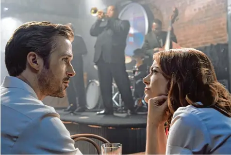  ?? Foto: dpa ?? Und die Musik spielt dazu, wenn Mia und Sebastian nach einigen romantisch­en Fehlzündun­gen ein Paar werden. Emma Stone und Ryan Gosling brillieren als Leinwandpa­ar in dem Musicalfil­m „La La Land“, der mit sieben Golden Globes ausgezeich­net wurde.