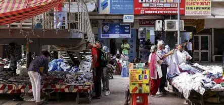  ?? PHOTO: REUTERS ?? Plethora of goods . . . A street market in Delhi.