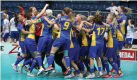  ?? Bild: PER WIKLUND ?? GLÄDJE. Sverige jublar efter målet som gav dem Vm-guld.