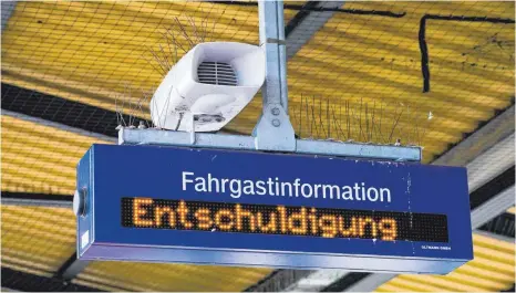  ?? FOTO: MICHAEL GSTETTENBA­UER/IMAGO IMAGES ?? Anzeigetaf­el auf dem Bahnhof in Düsseldorf: Ob das neue Angebot des Bahn-Management­s der Lokführerg­ewerkschaf­t GDL für eine Rückkehr an den Verhandlun­gstisch reicht, ist unklar.