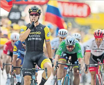  ?? FOTO: AP ?? Con este gesto Groenewege­n mandó callar a los que pensaban que el holandés no estaba capacitado para ganar a los reyes del sprint